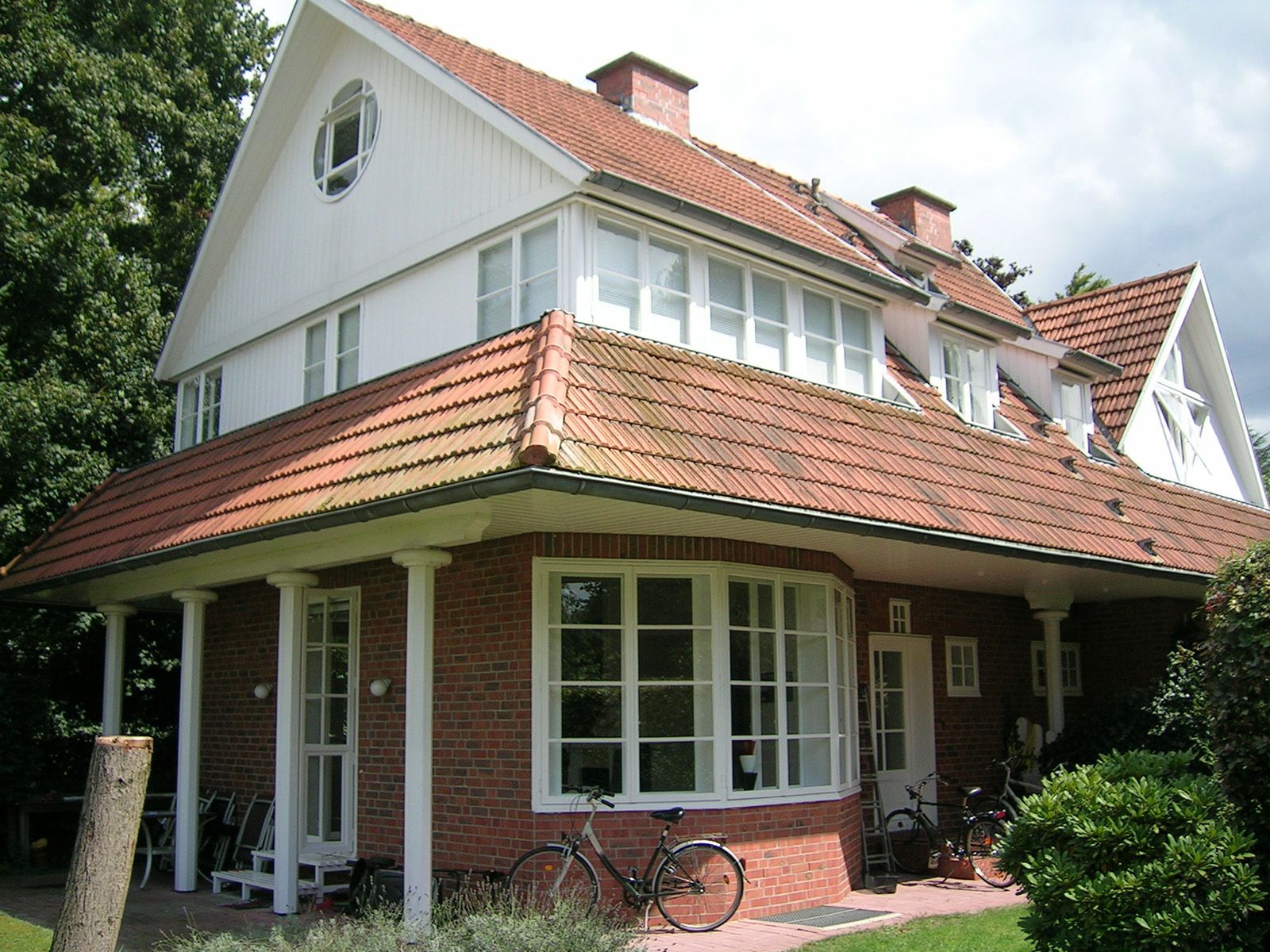 Großes Mehrfamilienhaus mit rotem Backstein und weißen Fassaden